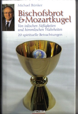 Mozartkugel in einem Kelch
