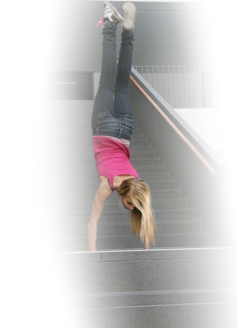 eine Sch�lerin macht einen Handstand mit einer Hand