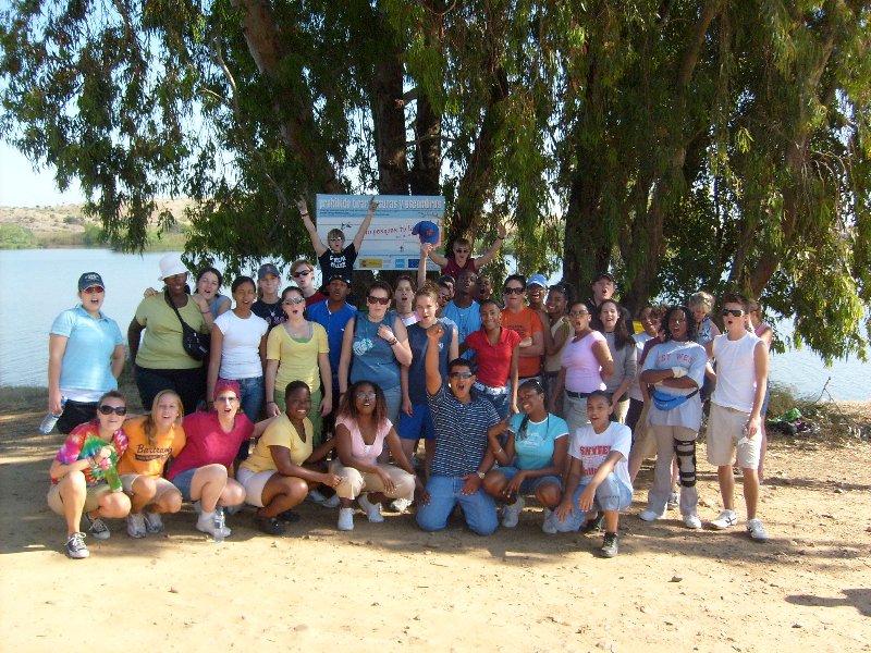 eine Sch�lergruppe auf einem Sandstrand